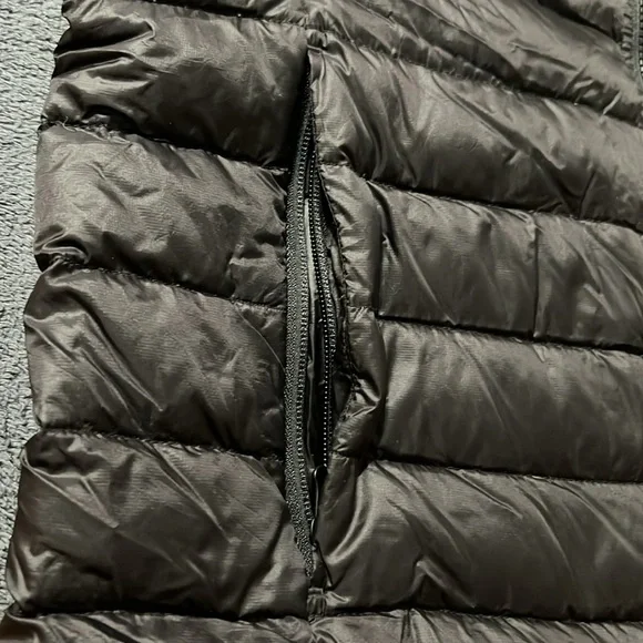 American Eagle black puffer vest men’s size medium two large pockets zip up - Picture 5 of 8